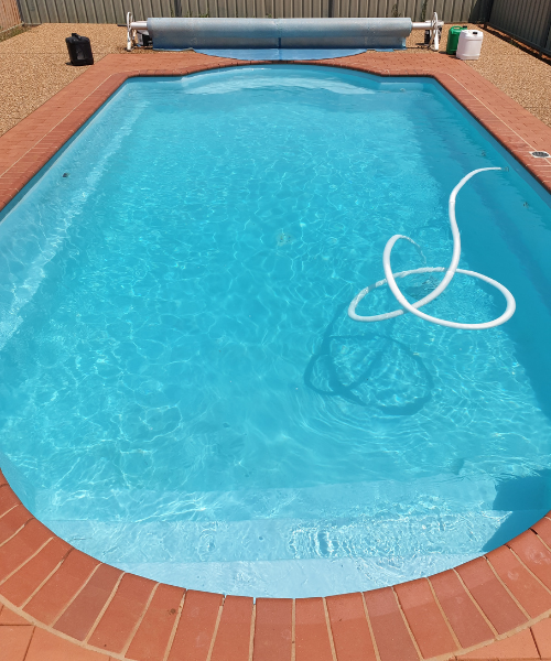 Cleaning a pool in griffith